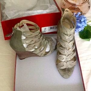 Guess wedge gladiator grey sandals